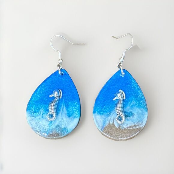 Handmade Ocean Theme With Seahorse Charm Epoxy Resin Earrings And Necklace Set - Picture 6 of 6